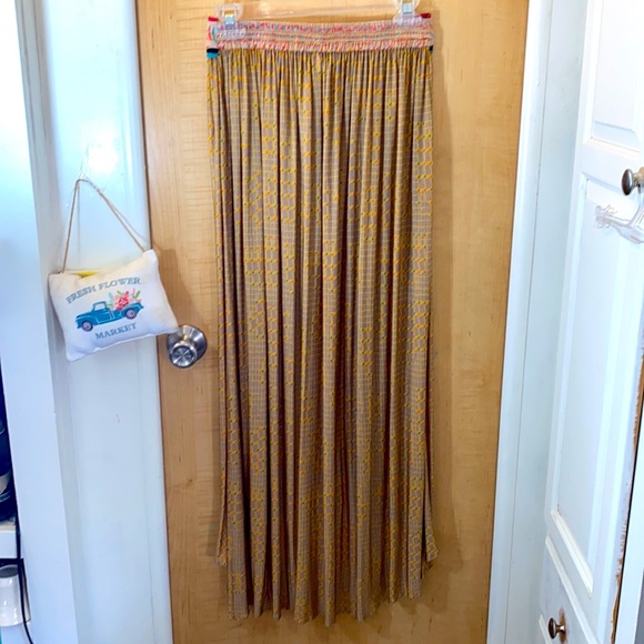 🌸Conditions Apply Geometric High/Low Maxi Skirt - Picture 2 of 12